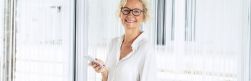 Ältere Frau schaut auf Ihr Tablet und liest die aktuellen Pressemeldungen von Beurer