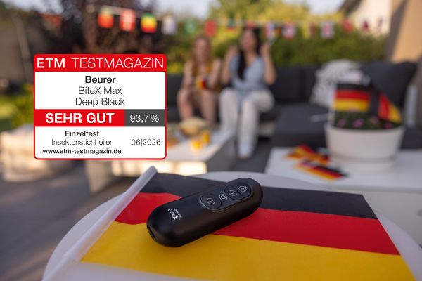 Der BiteX Max auf in einer für die WM geschmückten Terrasse.