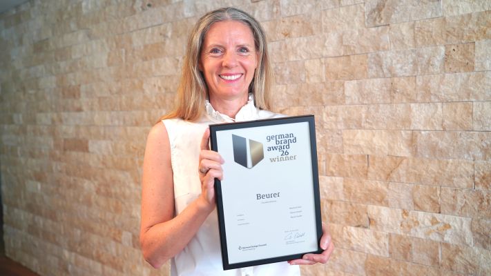 Marketingleiterin Kerstin Glanzer mit Urkunde.