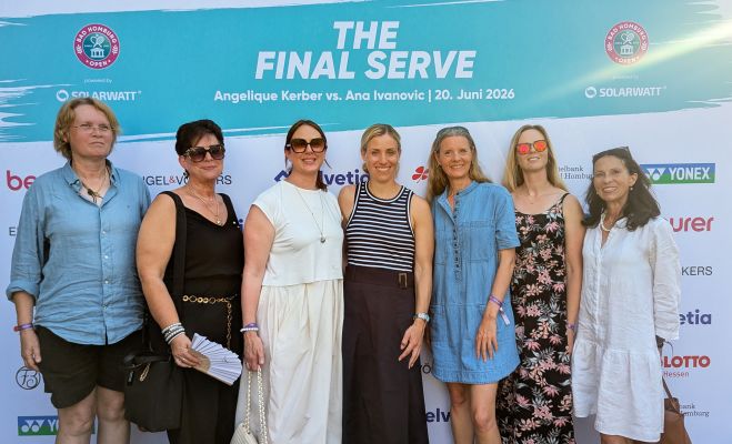 Tennisprofi Angelique Kerber (Mitte) mit Kerstin Glanzer (3.v.r.) und Nicole Kuhse (3.v.l.) vom Beurer Team sowie den vier Gewinnerinnen (© Philipp Reinhard) 