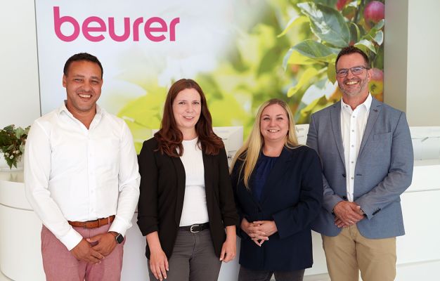 (v. l.) Bokar Sy, Vertriebsleiter Diabetes Care/Medical bei Beurer; Luisa Anders, Sales Administration Manager bei Beurer; Marina Lux, Strategischer Einkauf Investitionsgüter bei Prospitalia; Robert Bunford-Simon, Leitung Strategischer Einkaufsbereich Investitionsgüter bei Prospitalia, am Unternehmenssitz von Beurer in Ulm.