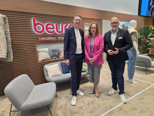 Treffen auf der IFA 2026: Beurer Geschäftsführer Sebastian Kebbe (von links) mit der Europa-Abgeordneten Hildegard Bentele und Markus Bisping, Head of Sales Buying Groups bei Beurer.
