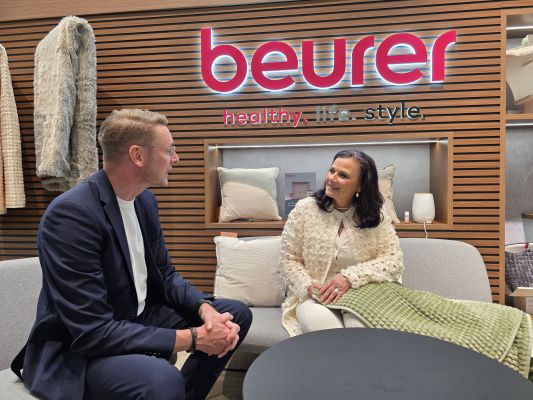 Beurer Geschäftsführer Sebastian Kebbe im Gespräch mit Gitta Connemann, Mittelstandsbeauftragte der Bundesregierung.