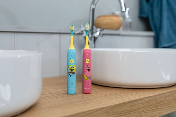 Die Kinder-Schallzahnbürste SC 11 in den Farben Aqua Blue und  Seastar Pink.
