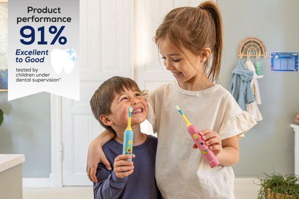 Ein Junge und ein Mädchen mit der neuen Kinder-Schallzahnbürste SC 11. Zudem ist ein Putzsiegel mit der Bewertung 91 % eingeblendet.