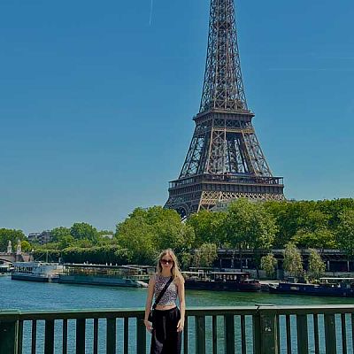 Beurer Auszubildende Dinah vor dem Eifelturm in Paris