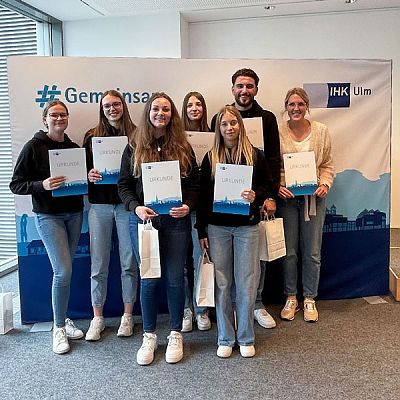Beurer Auszubildende mit IHK Urkunde zum Eco Scout Projekt