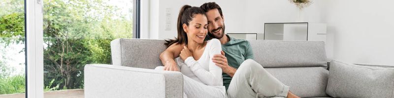 Una mujer y un hombre sentados juntos en un sofá