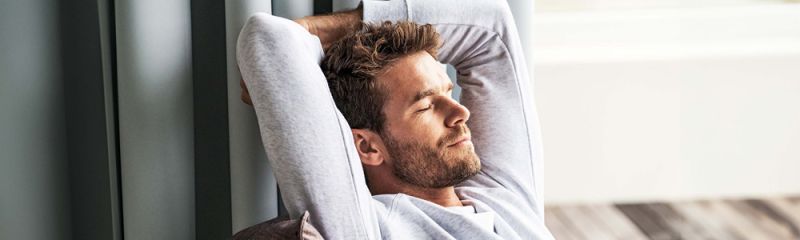 Hombre de mediana edad relajado con los ojos cerrados