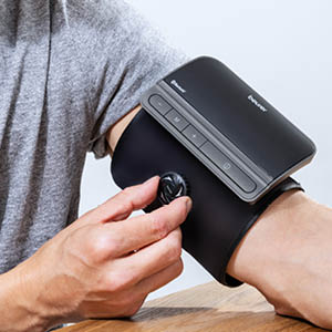 Misuratore di pressione Beurer per la parte superiore del braccio BM 81 easyLock - immagine dell'applicazione sulla parte superiore del braccio di un uomo 