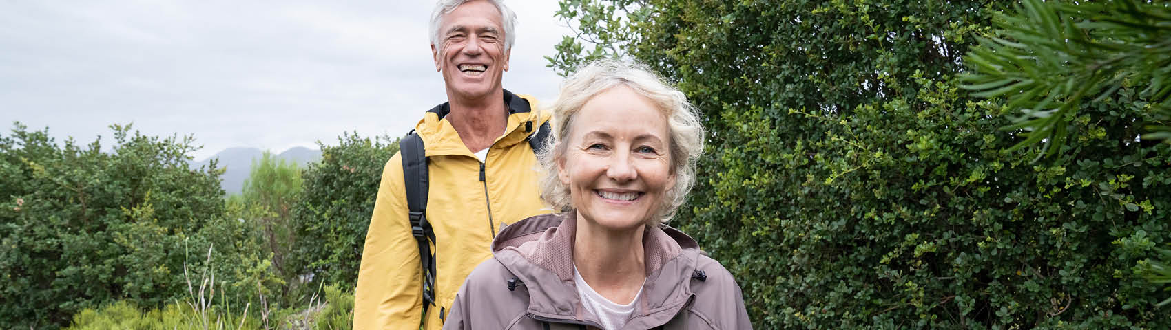 Tension artérielle - qu'est-ce que c'est ? Image d'un couple âgé dans la nature