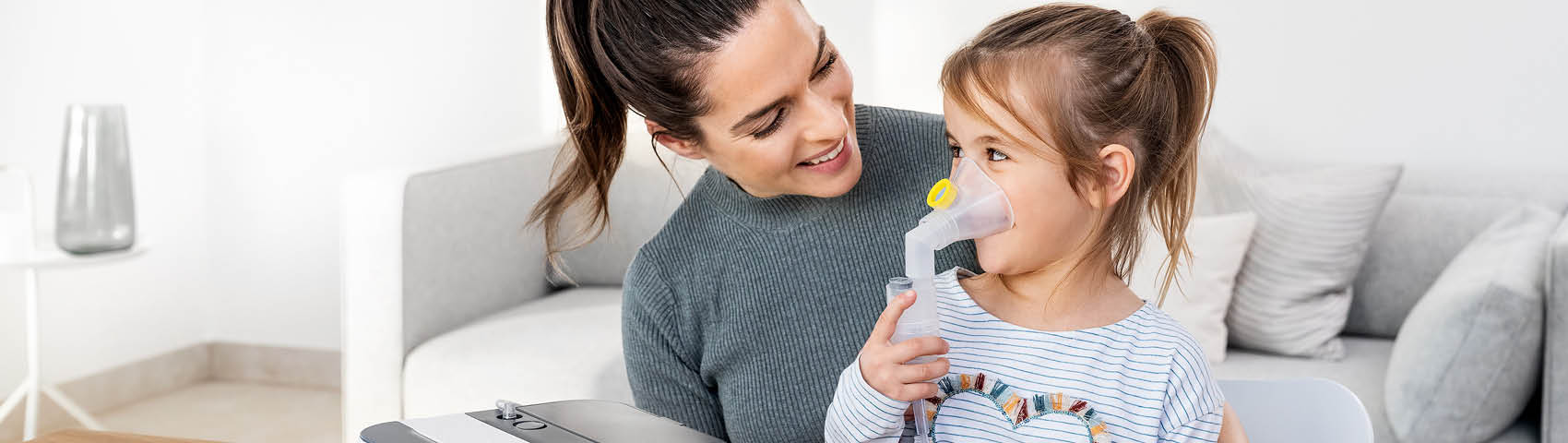 Articolo Banner - La madre aiuta la figlia a usare l'inalatore IH 24 Kids